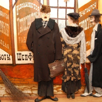 Figures of people in early twentieth-century costumes in the exposition of the One Street Museum in Kyiv