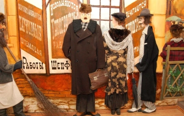 Figures of people in early twentieth-century costumes in the exposition of the One Street Museum in Kyiv
