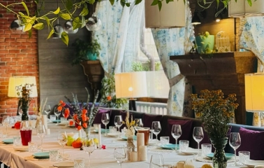 Restaurant Momenty - long banquet table set for a formal dinner with floral accents