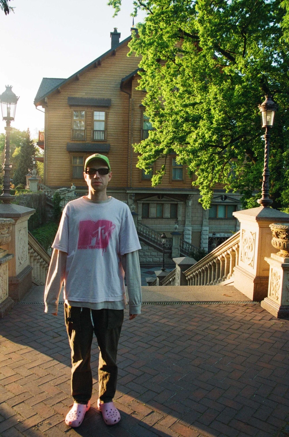 Matush Krajnak stands against the background of a house in Kyiv